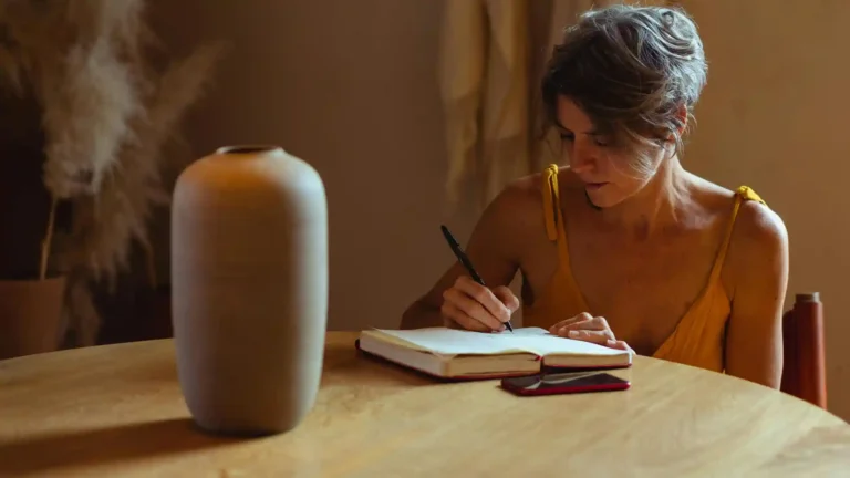 digitale Tagebücher, Frau am Tisch sitzend und schreibend