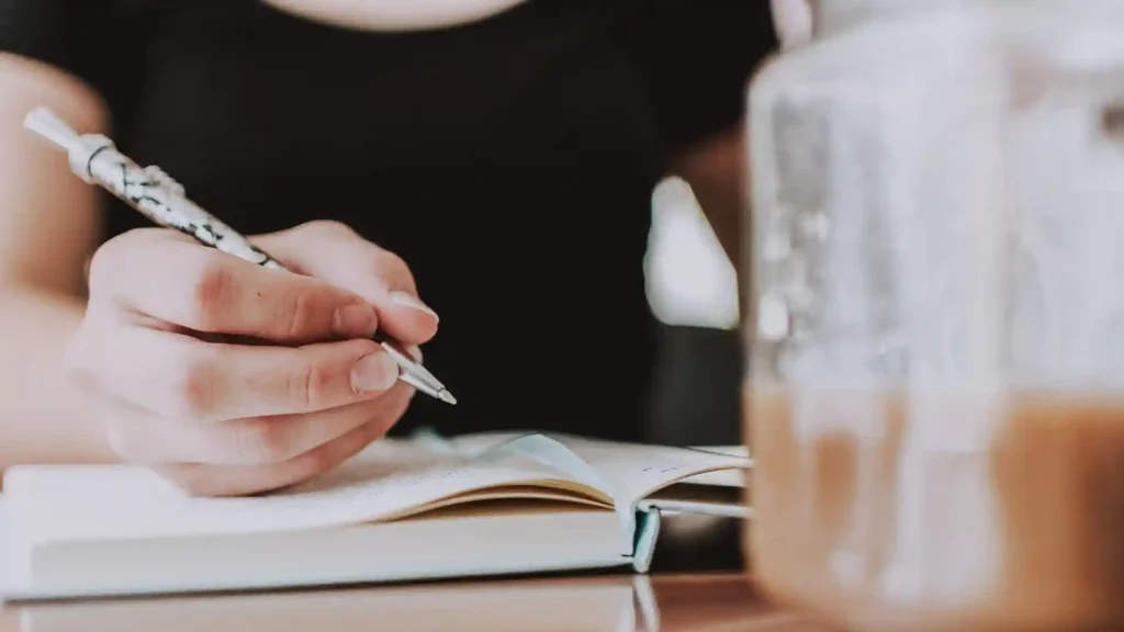 Was sind Affirmationen, Mann schreibt Tagebuch