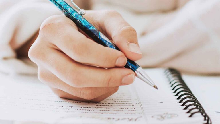 Tagebuch schreiben: Der aktuelle Stand der Wissenschaft, schreibende Hand mit Stift