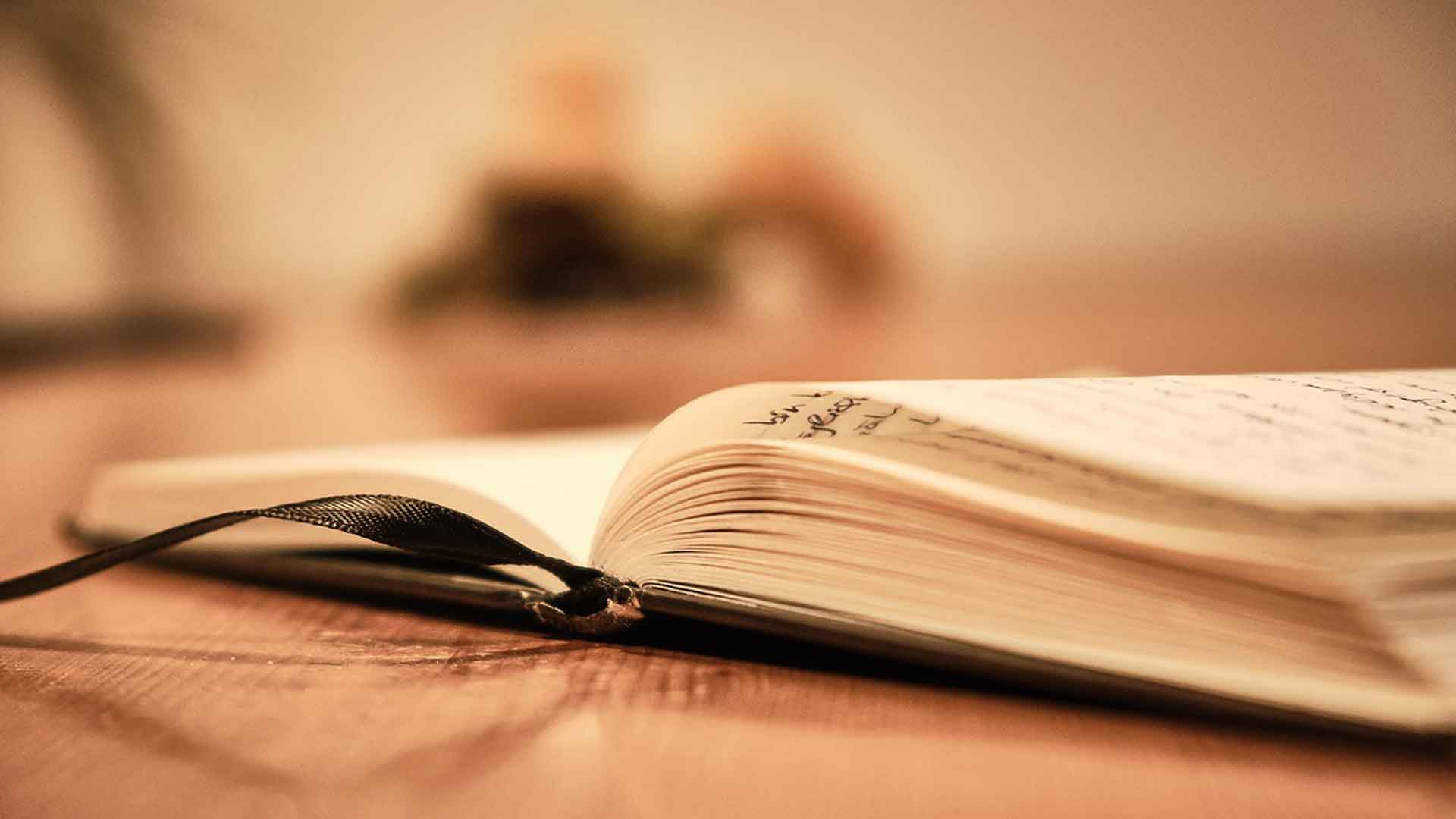 Warum und wie du mit Tagebuch schreiben starten solltest, aufgeschlagenes Buch